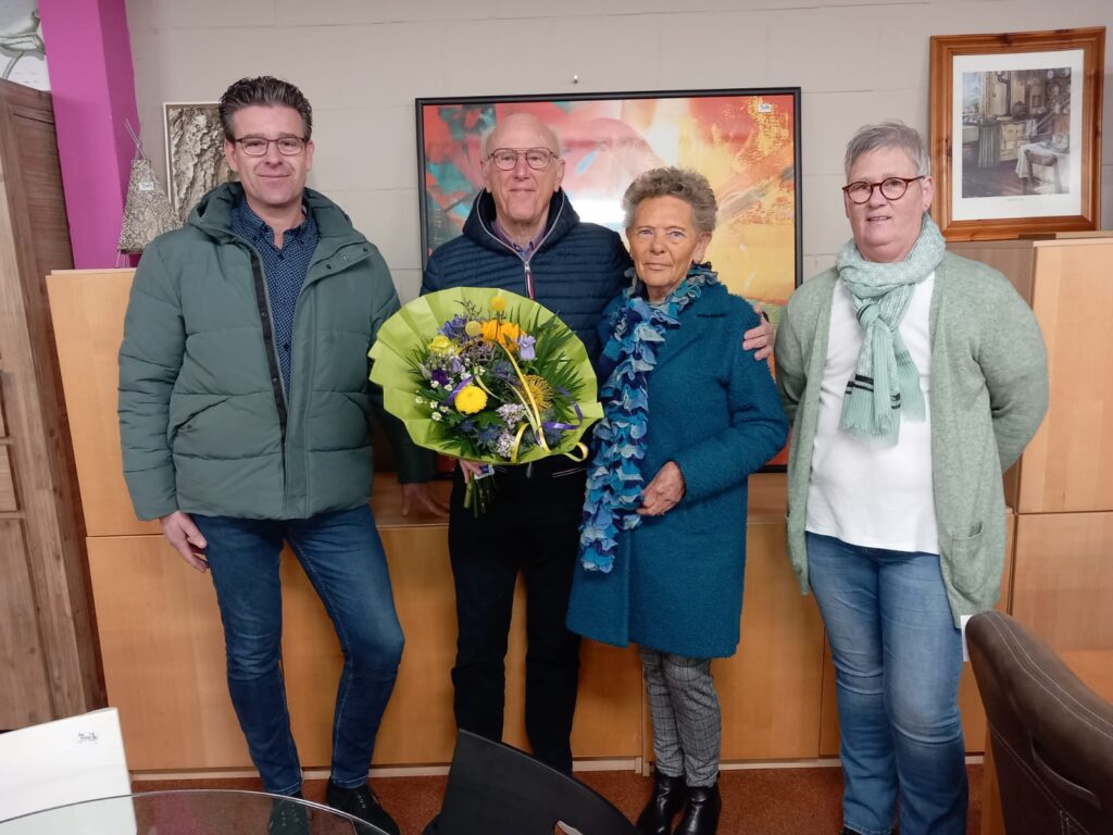 Op de foto: Mark de Groot (Sr Adviseur Duurzaamheid & Huisvesting Noppes) samen met De Familie Vermeulen